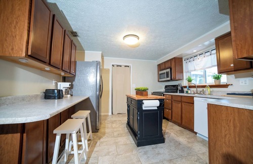 Mason House | Lush Hideaway: Serenity with Hot Tub and Pool, 6 mins from Kings Island