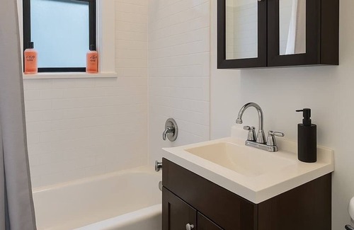 West Lakeview Apartment | Lush Studio Apartment