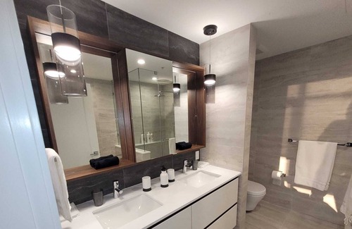 South Surrey Apartment | Lux 1 king 1 queen ocean views