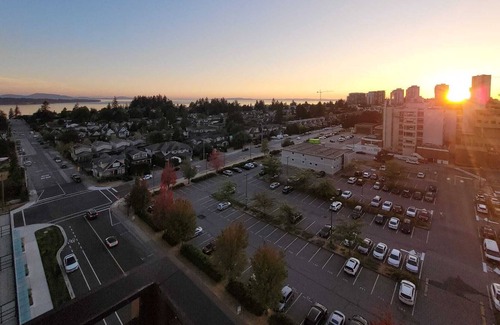 South Surrey Apartment | Lux 1 king 1 queen ocean views
