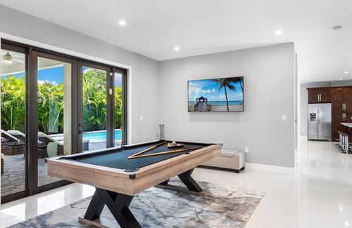 South Miami Villa | Lux 10 Bed&Bath Suite Villa w/Warm Pool & Game Rm