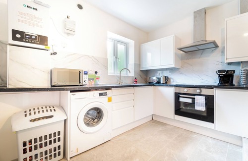 Luton Apartment | LUX 2BDR Flat By Luton Station/Airport/City Centre - 30min to Kings X St Pancras