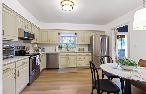 Park Forest Village House | Lux 4BD House-Mins to PSU, 10 Guests, Pool Table