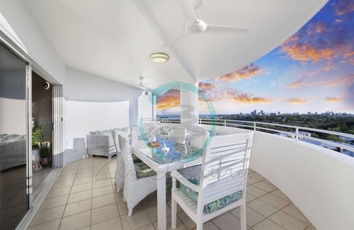 Woolner Apartment | Lux Beachfront PH~ Office ~ Pool ~ Skyline Views