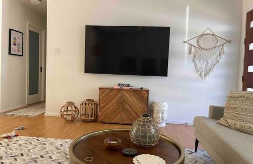 Sweetbriar House | Lux Boho Chic FREE Parking, Wi-Fi, Mins to Soco/DT