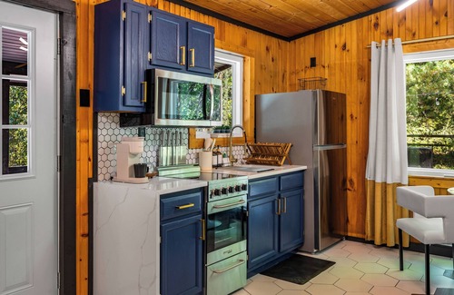 Sevierville Cabin | Lux Couples Getaway! Private Theatre! Hot tub! Fire-pit! SEASONAL SPECIALS!