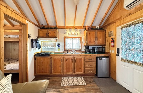 Island Park Cabin | LUX Cozy Cabin* Queen Bed, Satellite Tv, Wifi Access, Gas Grill, 32 Miles to Yellowstone