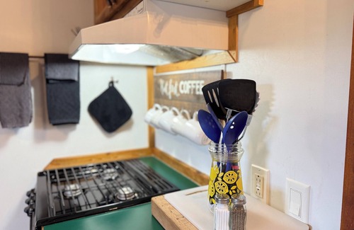 Island Park Cabin | LUX Cozy Cabin* Queen Bed, Satellite Tv, Wifi Access, Gas Grill, 32 Miles to Yellowstone