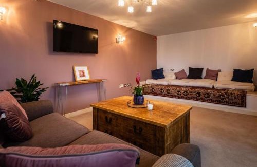 Wakefield Apartment | Lux Duplex Apartment 19th Century Chapel Wakefield Centre