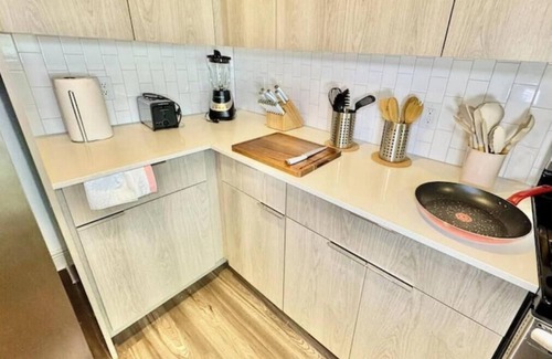 Deerwood Apartment | Lux King Bed Southside Pool Gym Near Mayo Beach