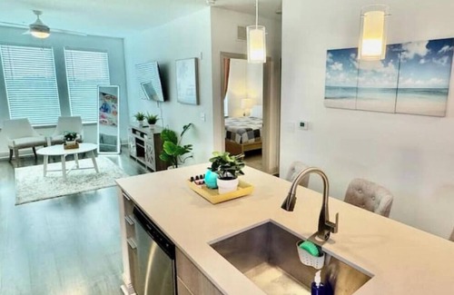 Deerwood Apartment | Lux King Bed Southside Pool Gym Near Mayo Beach