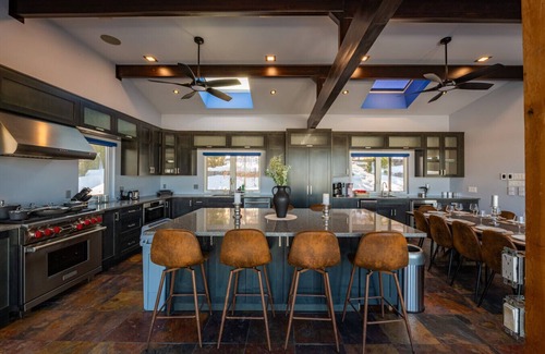 Selwyn Apartment | Lux Lakeside |Slps20| Pool+GolfSim+HotTub+Karaoke+Gym+Sauna