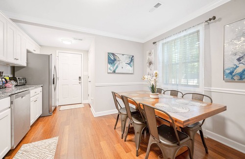 Durham House | ★ Lux Modern Retreat ★ Downtown ★ King Beds ★