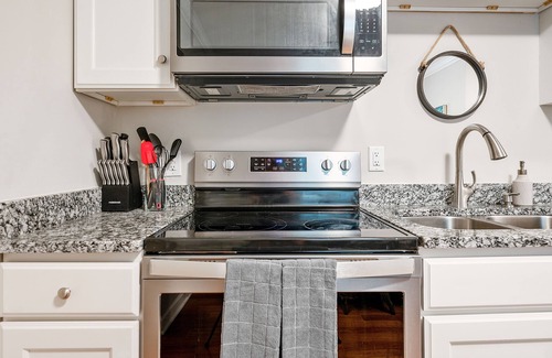 Durham House | ★ Lux Modern Retreat ★ Downtown ★ King Beds ★