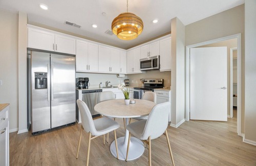 North Park Apartment | LUX Oasis North Park King Beds Workspaces Parking