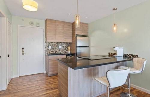 Emeryville Apartment | Lux Water View with Balcony Minutes -San Francisco