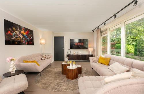 Lieren Villa | Luxe 12-persoons Groepsvilla – Gelijkvloers met Tuin & Loungeset