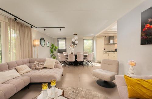 Lieren Villa | Luxe 12-persoons Groepsvilla – Gelijkvloers met Tuin & Loungeset