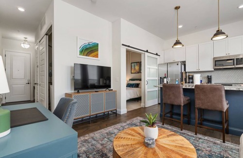 Victorian Village Apartment | Luxe 1BR Near Hospitals | Easy Parking | Elevator