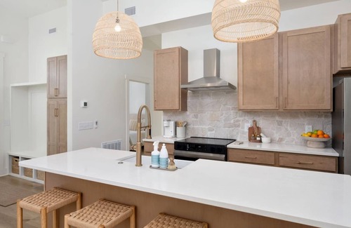 Wilmington House | Luxe 2BR Bungalow w/Fire Pit + Yoga Deck, Near Beaches + 10 min to DT