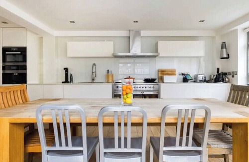 Holloway Apartment | Luxe 3b/3b duplex w/terrace, BBQ & parking. Near Kings Cross & central London.