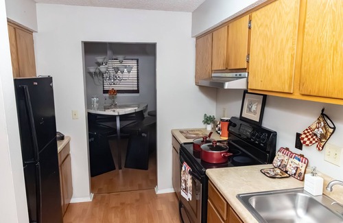 Sandy Springs Condo | LUXE 3BR 2BA in Atl's Historic Pill Hill-Swim Pool, Tennis, Duck Pond, Cabanas!