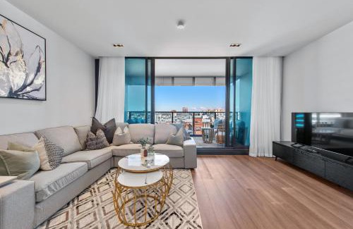 Fortitude Valley Apartment | Luxe 3BR Apt with City Views, Car Park and Rooftop Pool
