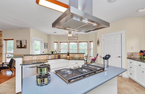 Lake Houston House | Luxe 6BR Lakehouse w/Pool + Fishing | Near IAH