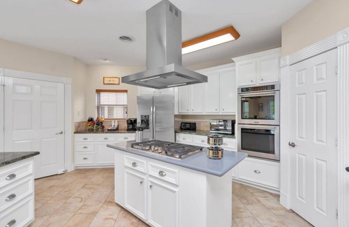 Lake Houston House | Luxe 6BR Lakehouse w/Pool + Fishing | Near IAH