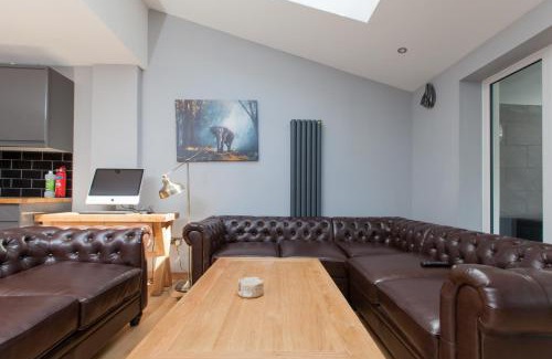 Prestonfield Apartment | Luxe Arthurs Seat View Townhouse with Hot Tub