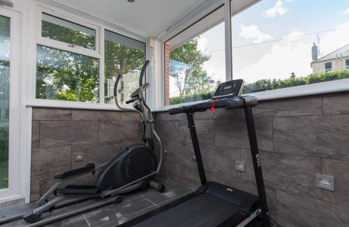 Prestonfield Apartment | Luxe Arthurs Seat View Townhouse with Hot Tub
