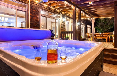 Versailles House | Luxe Bourbon Trl~Game Rm~Golf Sim~Hot Tub~Fire Pit