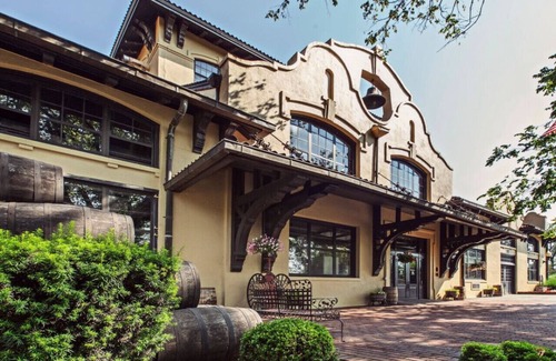 Versailles House | Luxe Bourbon Trl~Game Rm~Golf Sim~Hot Tub~Fire Pit