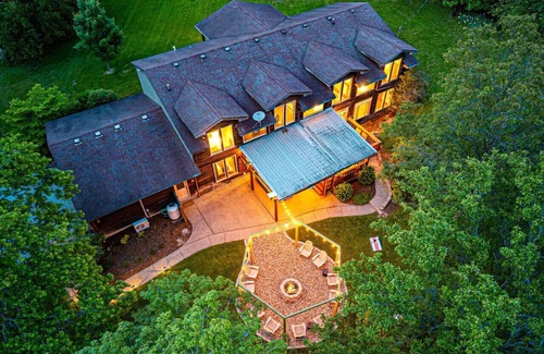 Versailles House | Luxe Bourbon Trl~Game Rm~Golf Sim~Hot Tub~Fire Pit