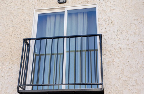 Newbold House | Luxe Boutique Style Retreat - Prime Location - Airport/Downtown minutes away