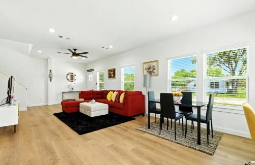 Northeast Houston Apartment | Luxe Brand-New 3 bedroom House Mins To Downtown and IAH