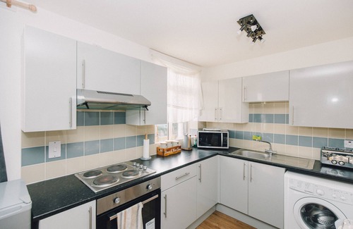 Luton Apartment | Luxe Central King-Size Apt w/Wi-Fi & Free Parking