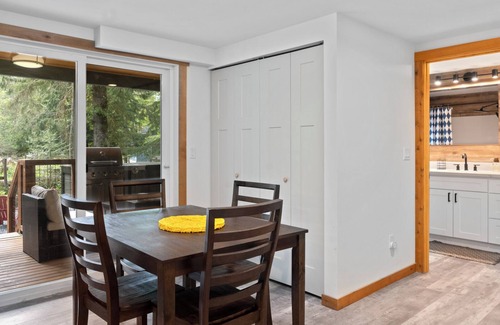 Nisqually Park Cabin | Luxe Chalet @ Rainier Entrance w/Hot-Tub-WiFi-AC