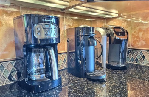 Central Vermont- Killington Apartment | Luxe Chalet - Ski On/Off, Hot Tub, Pool, Views