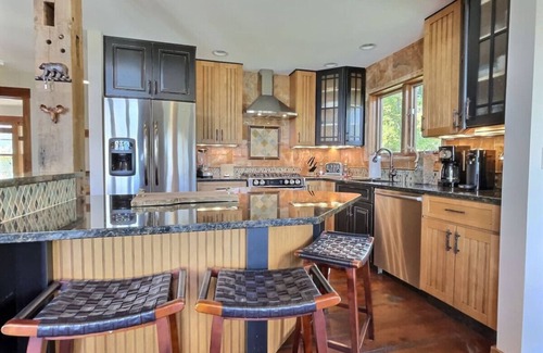 Central Vermont- Killington Apartment | Luxe Chalet - Ski On/Off, Hot Tub, Pool, Views
