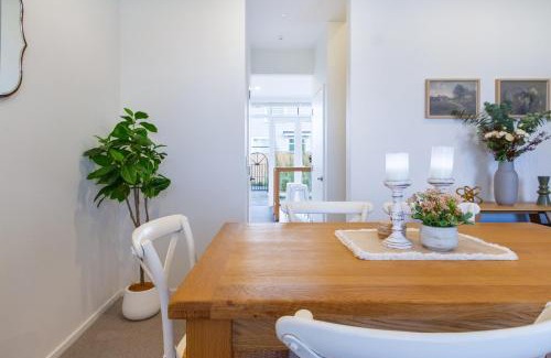 Christchurch Apartment | Luxe City Stay, Sleeps 7, Free Car Park