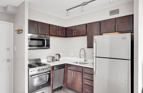 Edgewater Beach Apartment | Luxe Edgewater Studio w/Gym, Deck & Lounge, 5 blocks to L, by Blueground