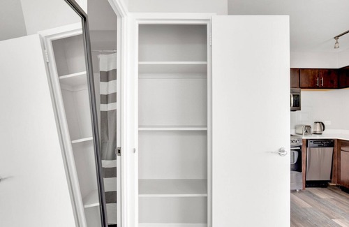 Edgewater Beach Apartment | Luxe Edgewater Studio w/Gym, Deck & Lounge, 5 blocks to L, by Blueground