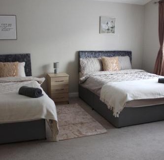 Uxbridge House | Luxe Entire 3 Bed Home - LHR 15 mins - London City 35 mins