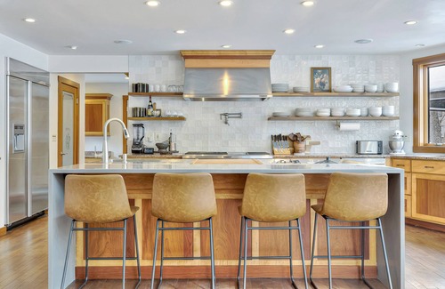 Stevensville House | Luxe Family Retreat Heated Pool, Hot Tub, Near Beach Perfect Year Round Space