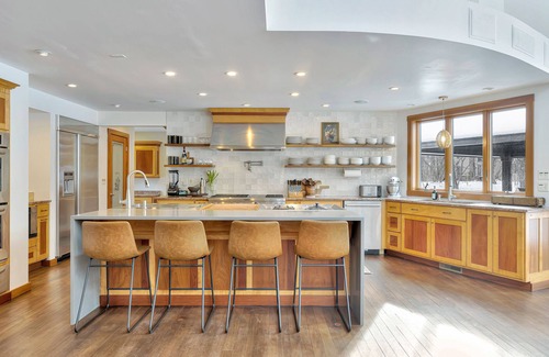 Stevensville House | Luxe Family Retreat Heated Pool, Hot Tub, Near Beach Perfect Year Round Space