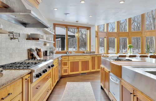 Stevensville House | Luxe Family Retreat Heated Pool, Hot Tub, Near Beach Perfect Year Round Space