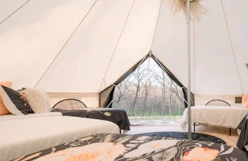 Kansas City RV Rental | Luxe Glamping Suite Sleeps Six /Perfect For Groups