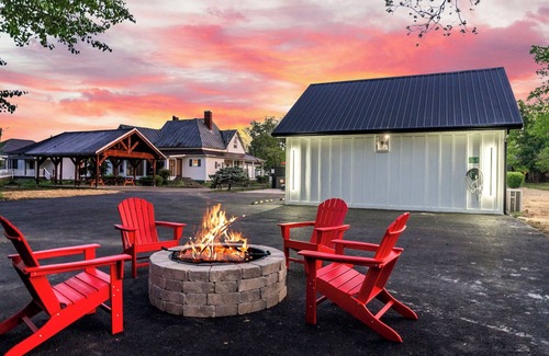 Sevierville House | Luxe & Historic Gem: Pool, Hot Tub, Cinema, Games!