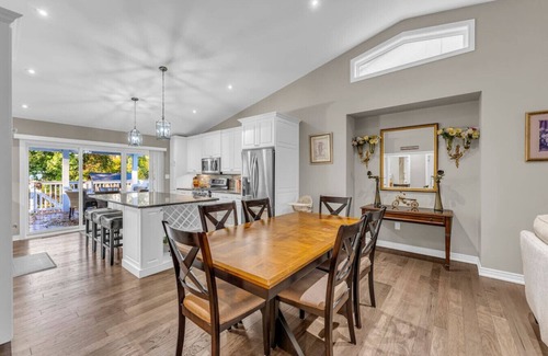 Niagara Falls House | Luxe Home I Mins from Falls I Pool & Pong Table